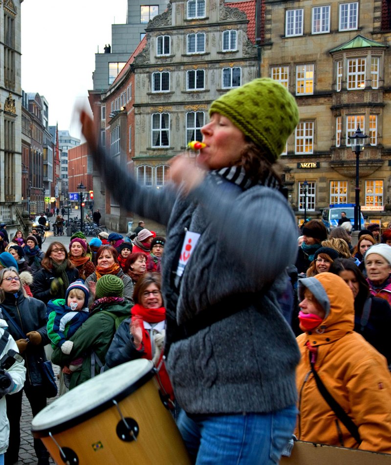 Gabi Hartung auf dem Marktplatz bei One Billion Rising