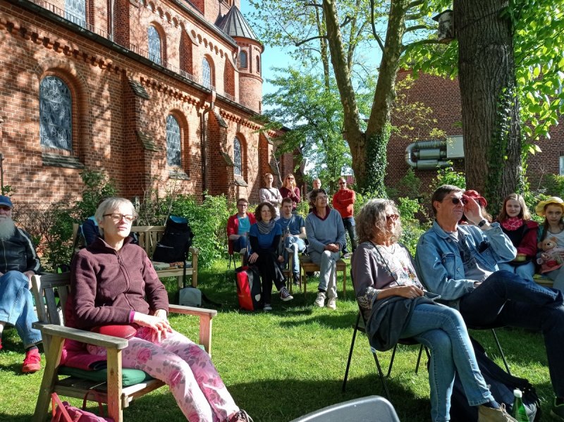 Publikum beim Freund*innen-Konzert 8.5.22 schule 21