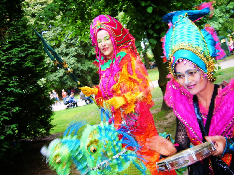 Auftritt mit Confusão und Stelzenart