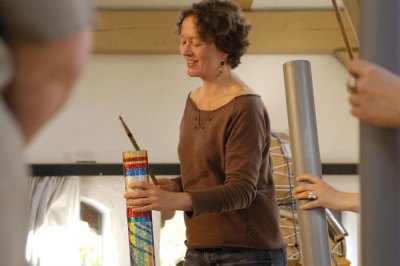 Gabi Hartung macht Musik mit Kanalrohren