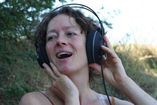 Gabi Hartung mit Kopfhörern
